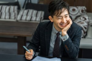 不倫の証拠収集について法律事務所での経験を活かして解説する様子