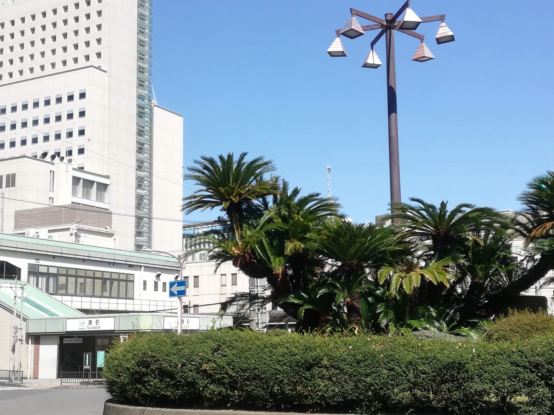 津駅周辺の商業施設とホテルの位置を示した詳細マップ