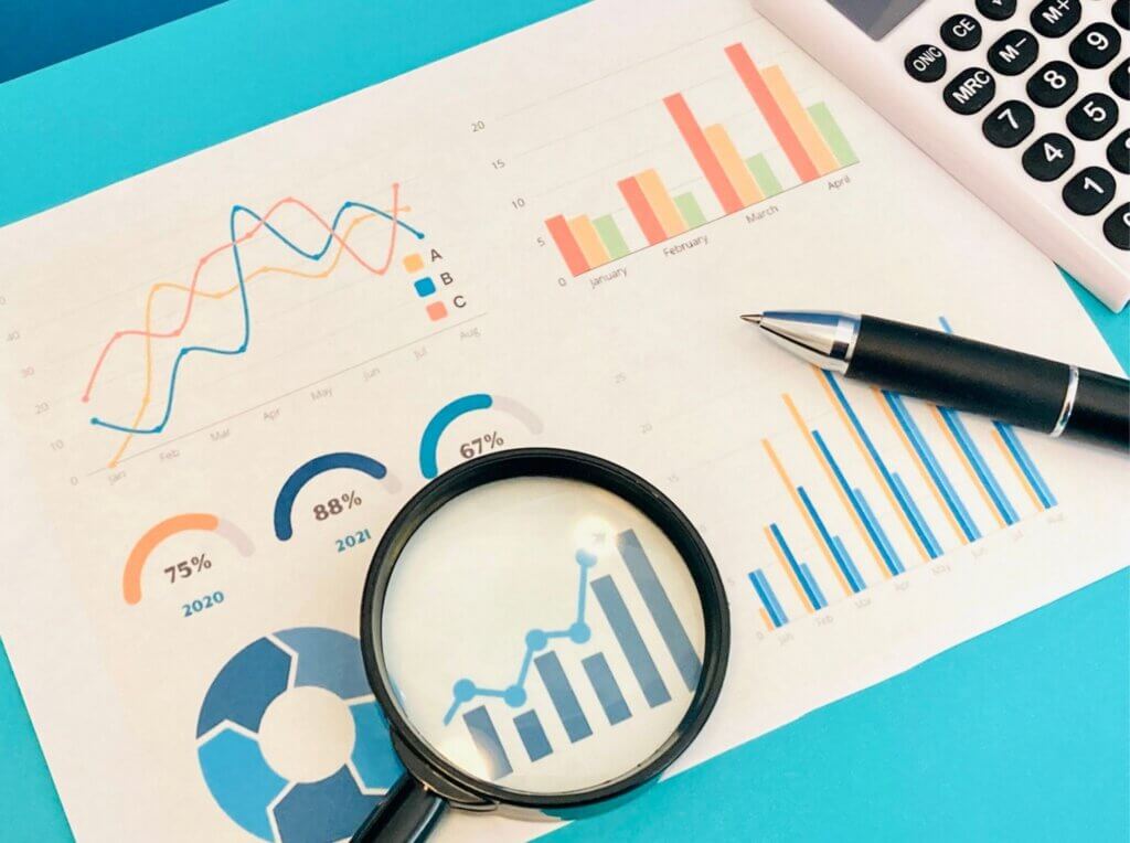 離婚弁護士と探偵の調査報告書に関するイメージ。重要な書類とペン、後ろには四日市の景色。