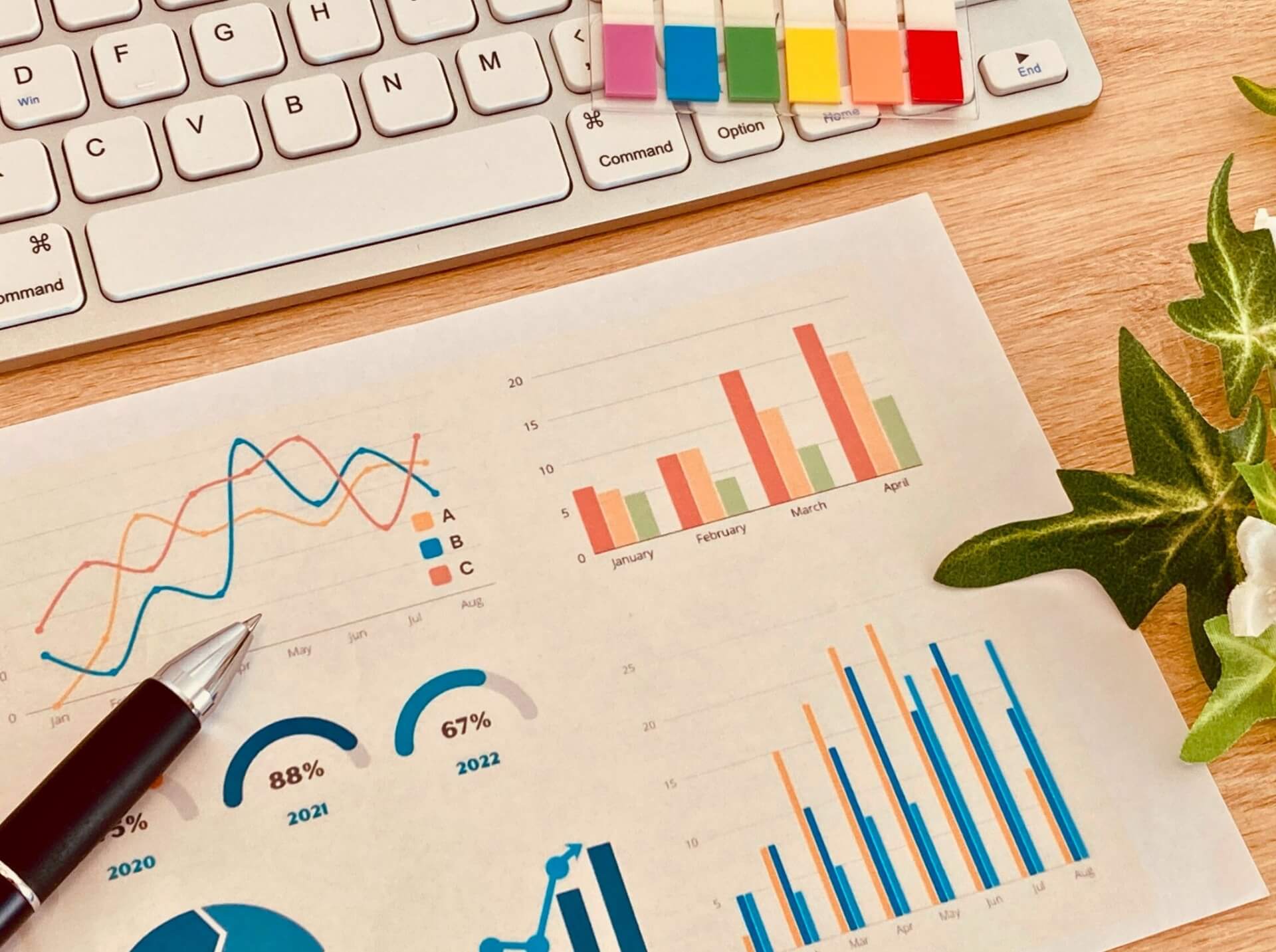 離婚弁護士と探偵の調査報告書に関するイメージ。重要な書類とペン、後ろには四日市の景色。