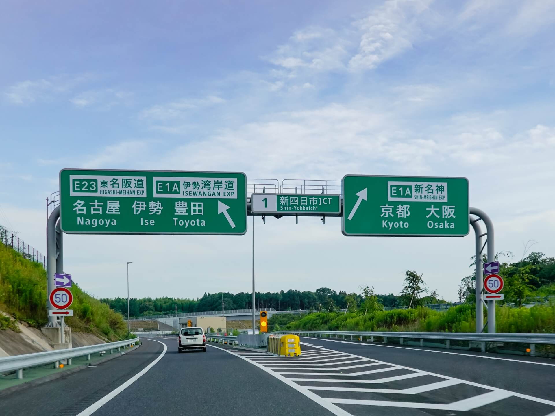 津市と四日市市の位置関係を示した地図。名古屋からのアクセスルートも表示