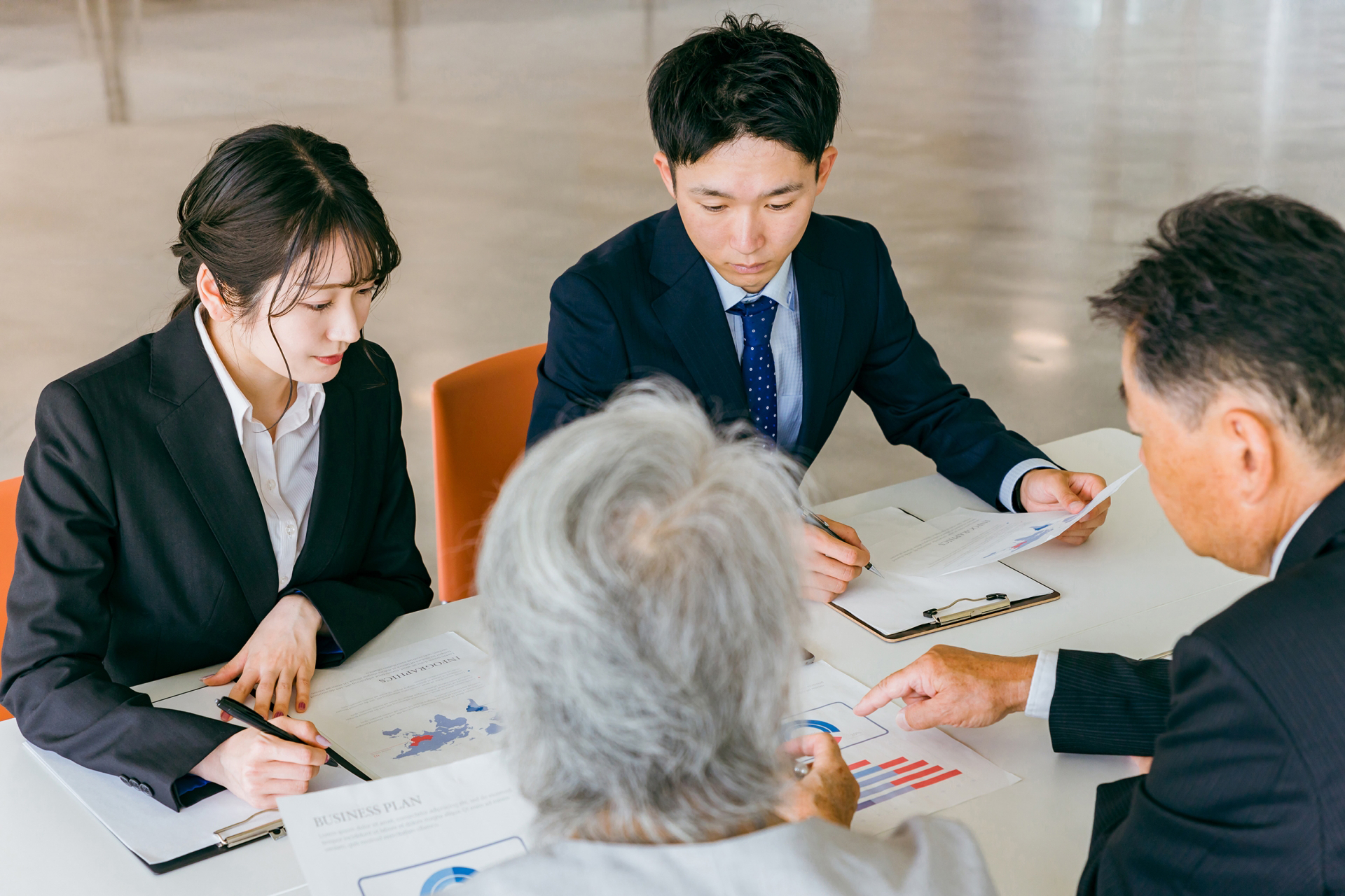調査計画と資料を確認するイメージ