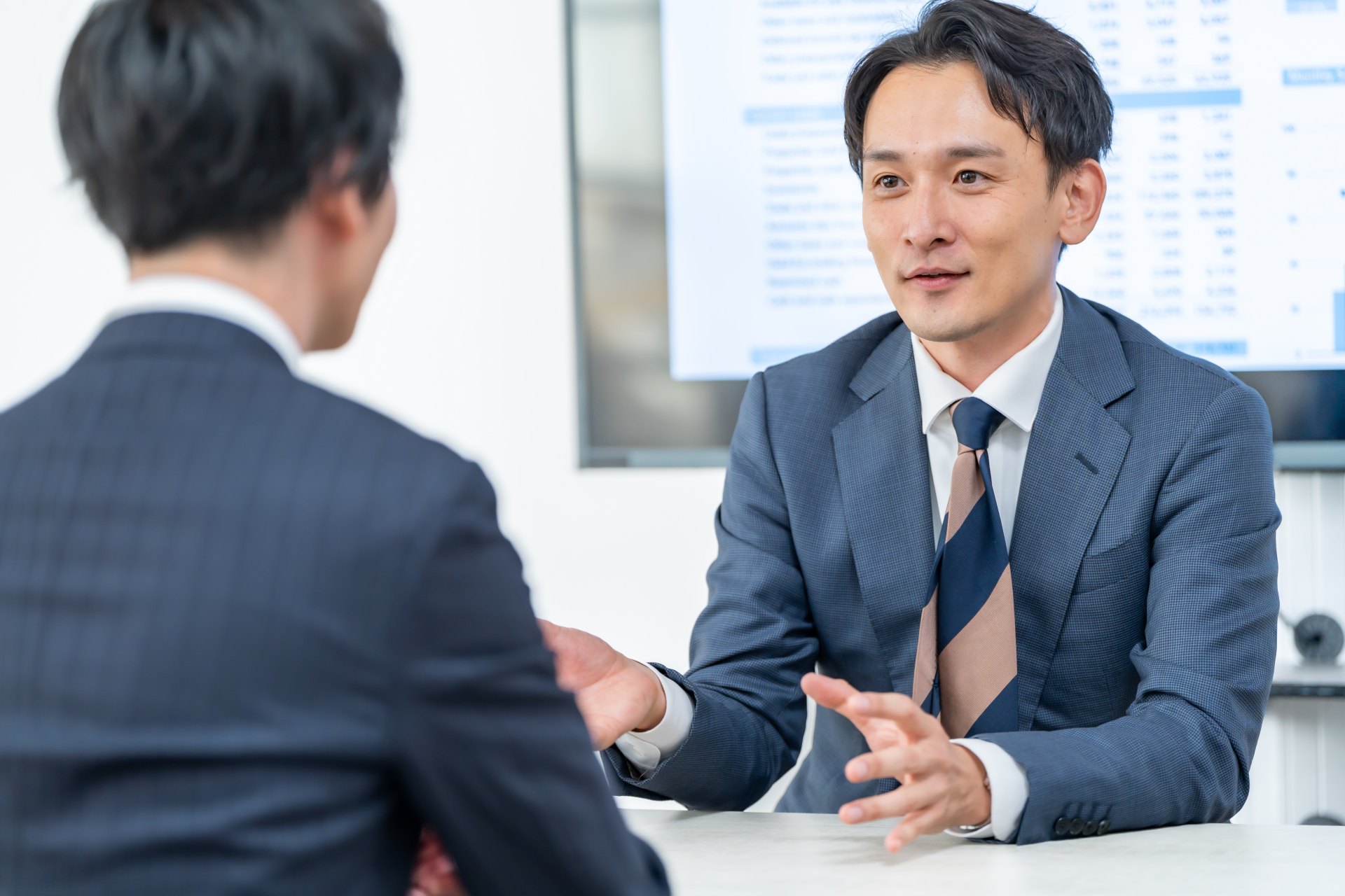 相談内容を丁寧に確認する面談のイメージ